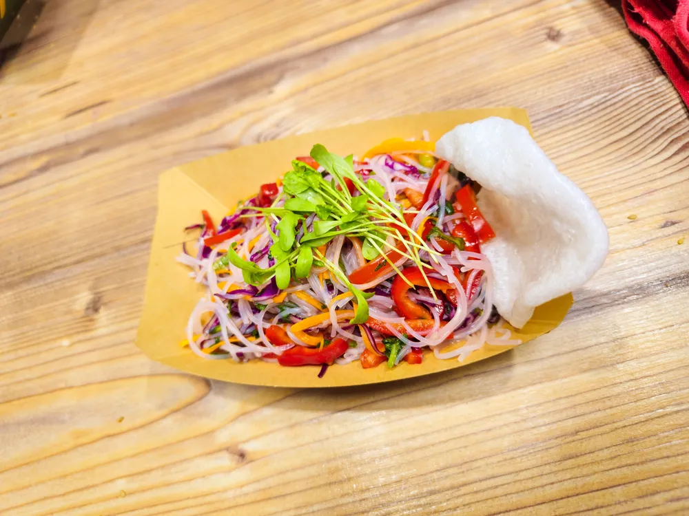 Glasnudelsalat mit Paprika, Kräutern und Kracker im Pappschiffchen